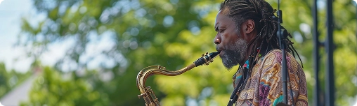 Publiek bij een concert met silhouetten van bandleden op het podium. Een hand op de voorgrond maakt het ‘rock on’-gebaar, met kleurrijke linten eraan vastgemaakt