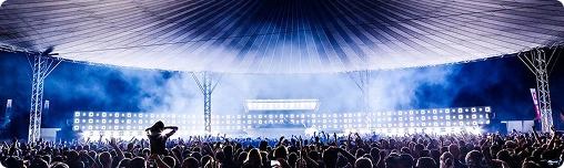 Mensen dansen en genieten van elektronische muziek tijdens het Dekmantel Festival in het Amsterdamse Bos