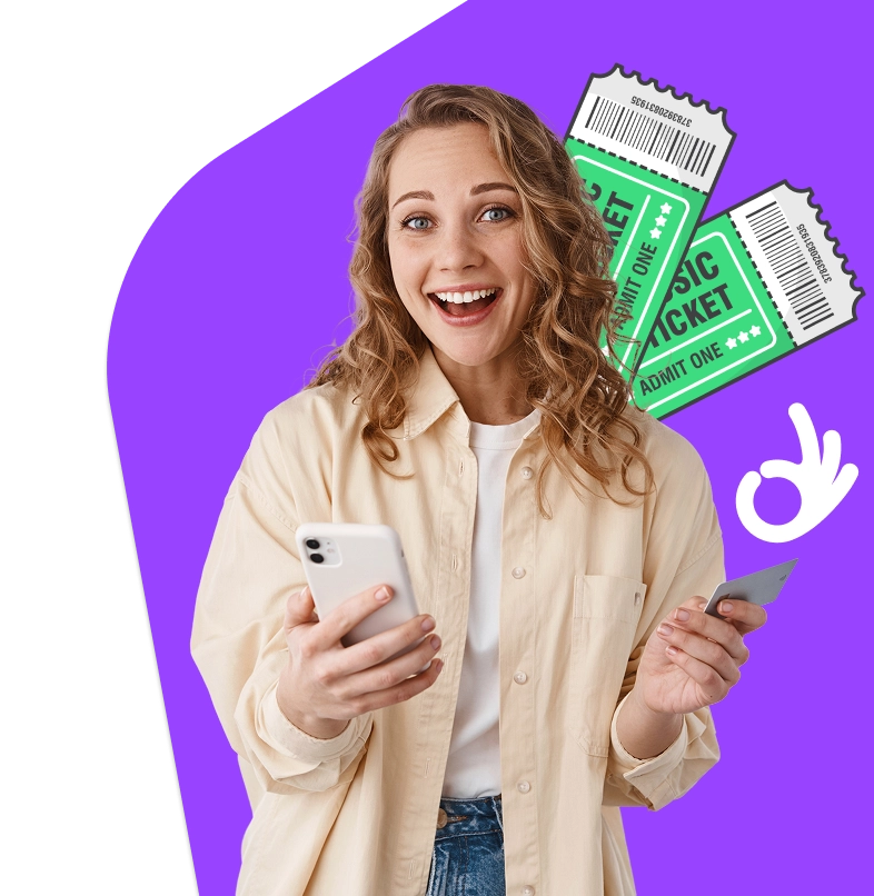 Lachende vrouw met lang krullend haar die een smartphone en een creditcard vasthoudt. Ze draagt een beige shirt en een spijkerbroek en straalt enthousiasme en positiviteit uit